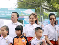 [ẢNH] Học sinh và phụ huynh Hà Nội rạng ngời đi bộ kêu gọi đội mũ bảo hiểm cho trẻ em