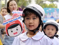 [ẢNH] Học sinh và phụ huynh Hà Nội rạng ngời đi bộ kêu gọi đội mũ bảo hiểm cho trẻ em