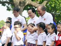 [ẢNH] Học sinh và phụ huynh Hà Nội rạng ngời đi bộ kêu gọi đội mũ bảo hiểm cho trẻ em