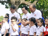 [ẢNH] Học sinh và phụ huynh Hà Nội rạng ngời đi bộ kêu gọi đội mũ bảo hiểm cho trẻ em