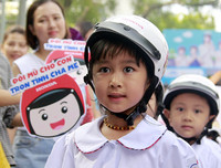 [ẢNH] Học sinh và phụ huynh Hà Nội rạng ngời đi bộ kêu gọi đội mũ bảo hiểm cho trẻ em