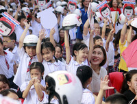 [ẢNH] Học sinh và phụ huynh Hà Nội rạng ngời đi bộ kêu gọi đội mũ bảo hiểm cho trẻ em