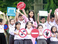 [ẢNH] Học sinh và phụ huynh Hà Nội rạng ngời đi bộ kêu gọi đội mũ bảo hiểm cho trẻ em