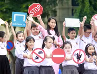 [ẢNH] Học sinh và phụ huynh Hà Nội rạng ngời đi bộ kêu gọi đội mũ bảo hiểm cho trẻ em