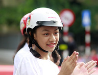 [ẢNH] Học sinh và phụ huynh Hà Nội rạng ngời đi bộ kêu gọi đội mũ bảo hiểm cho trẻ em