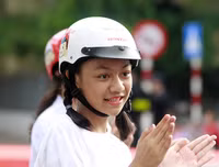 [ẢNH] Học sinh và phụ huynh Hà Nội rạng ngời đi bộ kêu gọi đội mũ bảo hiểm cho trẻ em