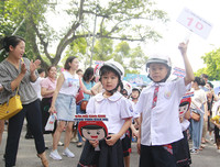 [ẢNH] Học sinh và phụ huynh Hà Nội rạng ngời đi bộ kêu gọi đội mũ bảo hiểm cho trẻ em