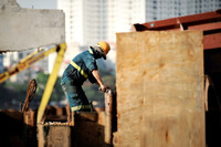 Người lao động nhọc nhằn mưu sinh giữa nắng nóng