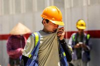 Người lao động nhọc nhằn mưu sinh giữa nắng nóng