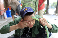 Người lao động nhọc nhằn mưu sinh giữa nắng nóng