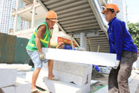 Người lao động nhọc nhằn mưu sinh giữa nắng nóng