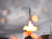 [ẢNH] Điểm yếu cốt lõi khiến THAAD liên tiếp bị S-400 qua mặt trên thị trường vũ khí