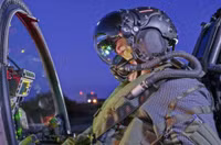 [ẢNH] Thấy gì qua chiếc mũ 9 tỷ đồng dành cho phi công chiến đấu cơ F-35?