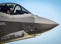 [ẢNH] Thấy gì qua chiếc mũ 9 tỷ đồng dành cho phi công chiến đấu cơ F-35?