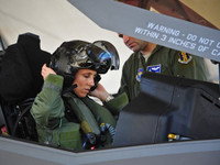 [ẢNH] Thấy gì qua chiếc mũ 9 tỷ đồng dành cho phi công chiến đấu cơ F-35?