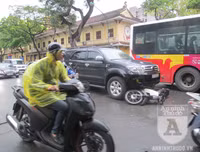 Hình ảnh vụ tai nạn giao thông ở ngã tư trung tâm Thủ đô khiến nhiều người suy nghĩ