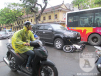 Hình ảnh vụ tai nạn giao thông ở ngã tư trung tâm Thủ đô khiến nhiều người suy nghĩ