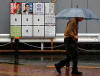 Chùm ảnh cử tri Nhật Bản đội mưa bão đi bầu cử hạ viện