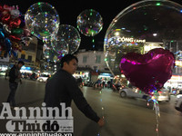 Chùm ảnh: Bóng bay đèn led rực rỡ, lạ mắt trên phố Hà Nội