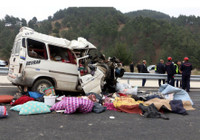 Thổ Nhĩ Kỳ: Xe buýt bẹp dúm do va xe tải, 9 người thiệt mạng