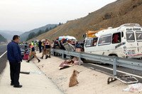 Thổ Nhĩ Kỳ: Xe buýt bẹp dúm do va xe tải, 9 người thiệt mạng