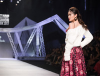 Á hậu Huyền My gợi cảm tái xuất sàn catwalk sau cuộc thi Miss Grand