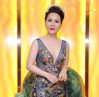 Nữ hoàng doanh nhân Kim Chi gợi cảm trong tiệc mừng tuổi mới