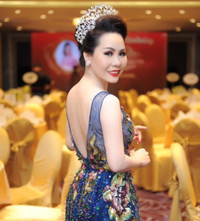 Nữ hoàng doanh nhân Kim Chi gợi cảm trong tiệc mừng tuổi mới