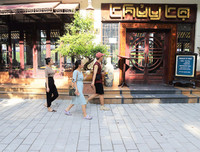 Đá hoa cương thay đổi diện mạo vỉa hè hồ Gươm