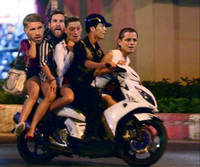 [ẢNH] Cư dân mạng chế ảnh trao tượng vàng diễn xuất cho 