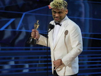 [ẢNH] Cư dân mạng chế ảnh trao tượng vàng diễn xuất cho 