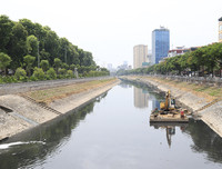 Công nhân dầm mình dưới bùn làm sạch sông Tô Lịch