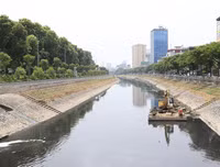 Công nhân dầm mình dưới bùn làm sạch sông Tô Lịch