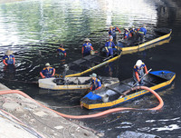 Công nhân dầm mình dưới bùn làm sạch sông Tô Lịch