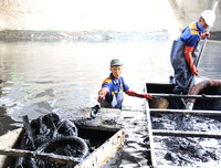 Công nhân dầm mình dưới bùn làm sạch sông Tô Lịch