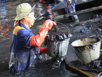 Công nhân dầm mình dưới bùn làm sạch sông Tô Lịch