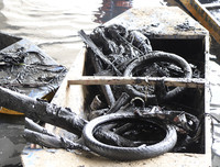 Công nhân dầm mình dưới bùn làm sạch sông Tô Lịch