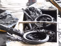 Công nhân dầm mình dưới bùn làm sạch sông Tô Lịch