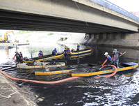 Công nhân dầm mình dưới bùn làm sạch sông Tô Lịch