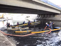 Công nhân dầm mình dưới bùn làm sạch sông Tô Lịch