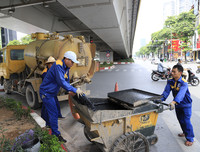 Công nhân dầm mình dưới bùn làm sạch sông Tô Lịch