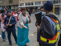 [ẢNH] Những hình ảnh ít người biết về cách ly xã hội tại Nam Phi giữa dịch Covid-19