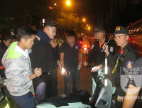 [ẢNH] Cảnh sát 141 xử lý nghiêm các trường hợp vi phạm trong 'đêm Halloween'