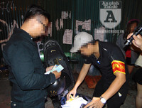 [ẢNH] Cảnh sát 141 xử lý nghiêm các trường hợp vi phạm trong 'đêm Halloween'