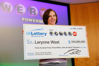 [ẢNH] Mẹ đơn thân trúng giải độc đắc gần 700 triệu USD