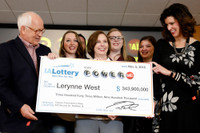 [ẢNH] Mẹ đơn thân trúng giải độc đắc gần 700 triệu USD