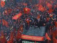 Biển người chào đón những người hùng U23 Việt Nam ở Hà Nội