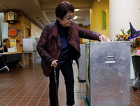 Chùm ảnh cử tri Nhật Bản đội mưa bão đi bầu cử hạ viện