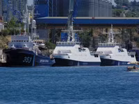 [ẢNH] Tàu chiến Nga rách toạc hông khi chủ động đâm vào tàu kéo Ukraine