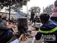 Những chiếc bánh chưng được gói bởi bàn tay thô ráp của chiến sỹ PCCC Thủ đô